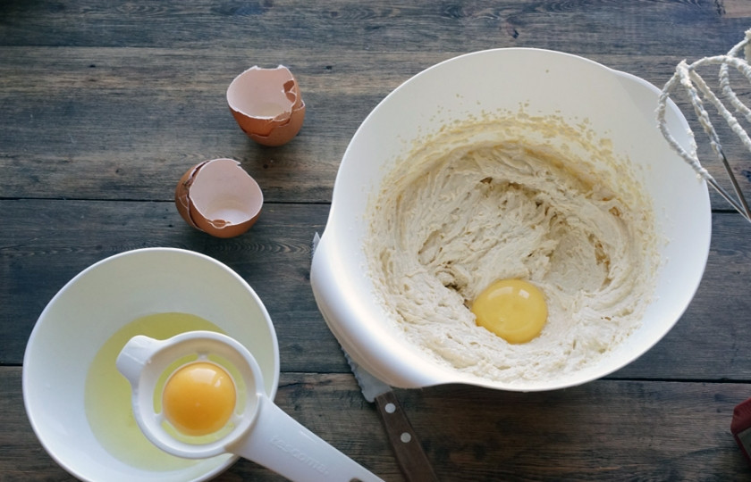 1. Этап. Песочное печенье с джемом: Теперь возьмите яйца. Отделите белки от желтков. Добавьте в миску два желтка.