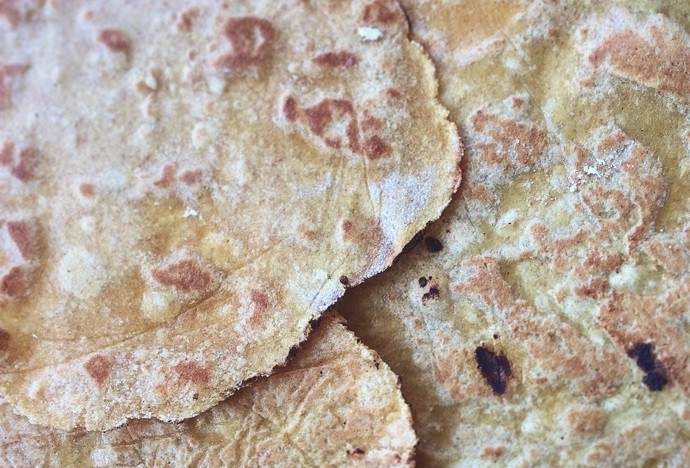 1. Этап. Чипсы из тортильи (плюс рецепт тортильи): 5. В сухой чугунной сковороде обжарьте каждую лепешку с двух сторон до готовности, затем переложите.