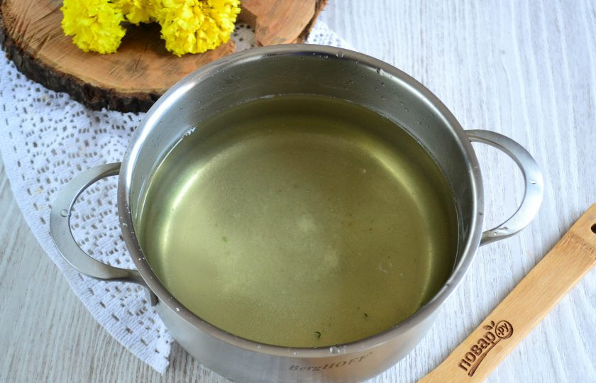 1. Этап. Помидоры с бархатцами на зиму: Затем слейте воду из банок в кастрюлю, добавьте соль, сахар. Поставьте кастрюлю на огонь и доведите маринад до кипения.