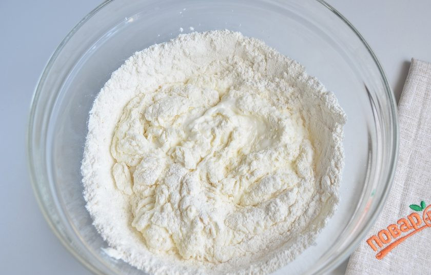 1. Этап. Вкусные кутабы с сыром и зеленью: 3. Введите муку небольшими частями в тесто. Замешивайте сначала ложкой, а потом руками на столе.