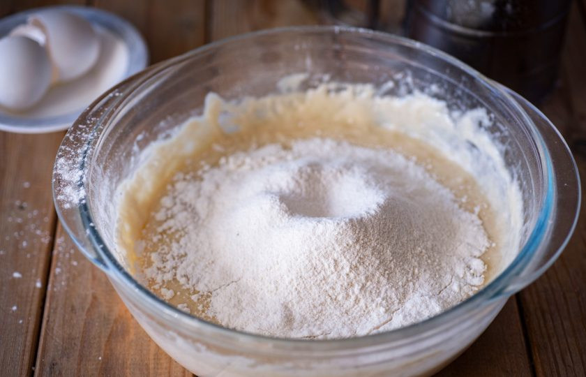 1. Этап. Осенние булочки: Теперь начинайте просеивать муку частями и одновременно вмешивать ее сначала ложкой, затем вымешивайте тесто руками. У вас должно в итоге получиться мягкое, не прилипающее к рукам тесто, поэтому чуть больше или чуть меньше муки может понадобиться. Вымешивайте тесто руками 5-7 минут.