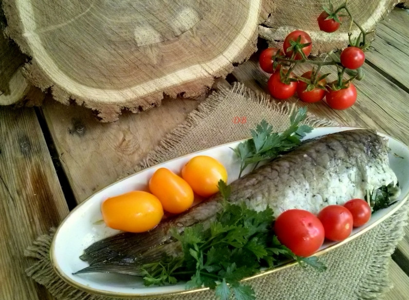 1. Этап. Сазан в фольге в духовке: Подавайте готовое блюдо горячим, со свежими томатами и зеленью. Приятного аппетита!