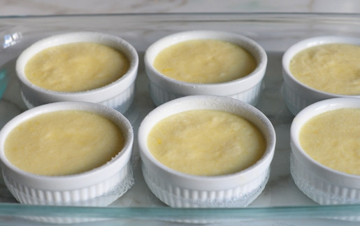 1. Этап. Лимонный кекс-пудинг: 4. В духовку поставьте посуду с жидкостью снизу. Тесто разлейте в формочки для кексов.