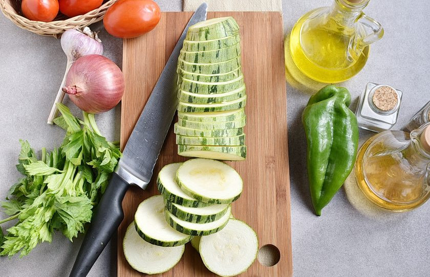 1. Этап. Салат из кабачков и помидоров: Кабачок нарежьте кружочками толщиной 1,5 см.