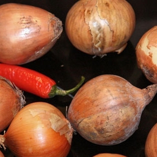 1. Этап. Пиёва: Поскольку приготовление этого супа - своеобразный фокус (из ничего - сытное и вкусное блюдо), я, как Копперфильд перед своими трюками, продемонстрирую ингредиенты. Итак, это - самый обыкновенный и дешевый лук.