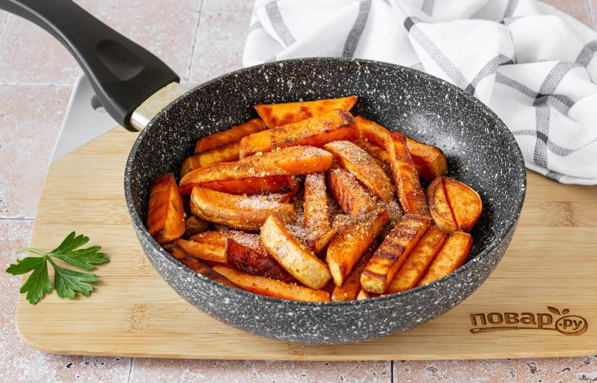 1. Этап. Жареный батат: Когда батат равномерно подрумяниться, добавьте соль и все специи. Перемешайте, накройте крышкой и готовьте еще около 5 минут.