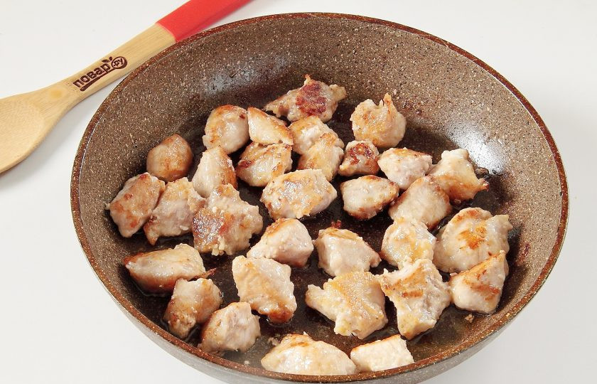 1. Этап. Свинина с лапшой по-азиатски: 7. Обжарьте мясо на сильном огне, периодически помешивая, до появления румяной корочки.