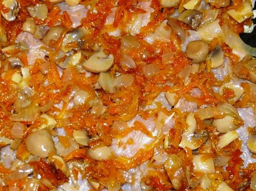 1. Этап. Запеченная грудка с грибами: Выложите мясо в форму для запекания, сверху выложите грибы с овощами.