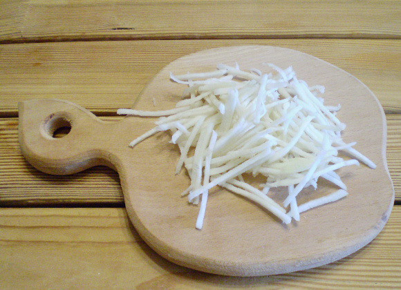 1. Этап. Салат из свеклы для похудения: 3. Редьку нарезать тонкой соломкой.