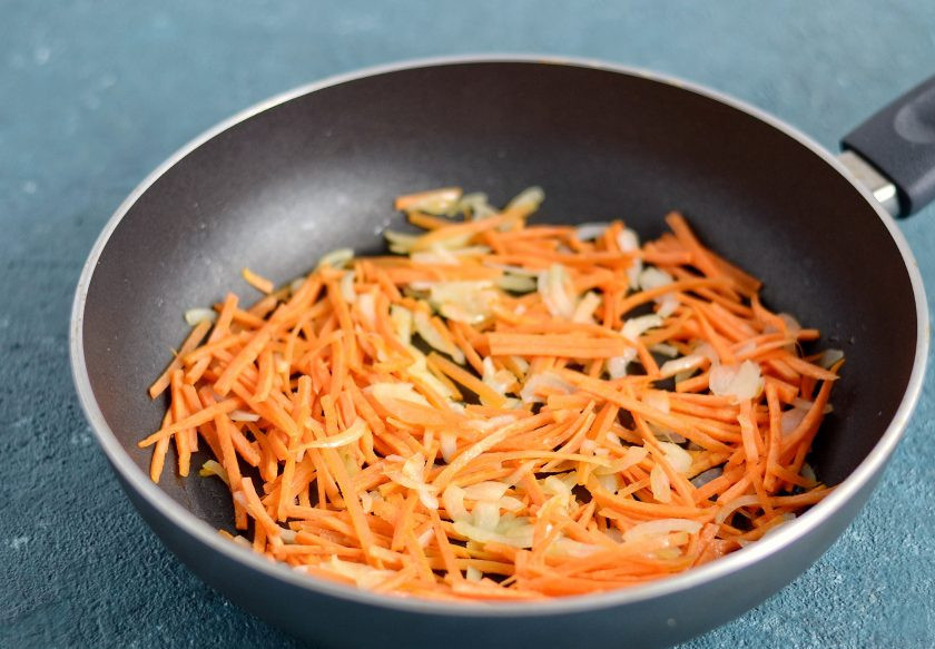 1. Этап. Бурый рис с грибами: Обжарьте лук и морковь на большом огне 3 минуты, периодически помешивая.