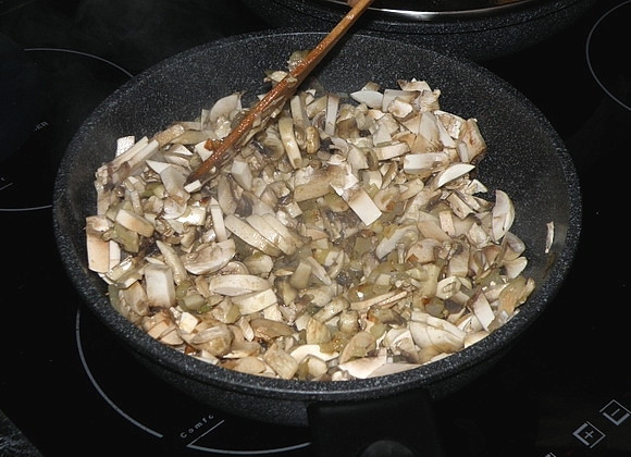 1. Этап. Шампиньоны жареные: Обжариваем грибы с луком, часто помешиваем пока не выпарится лишняя жидкость.