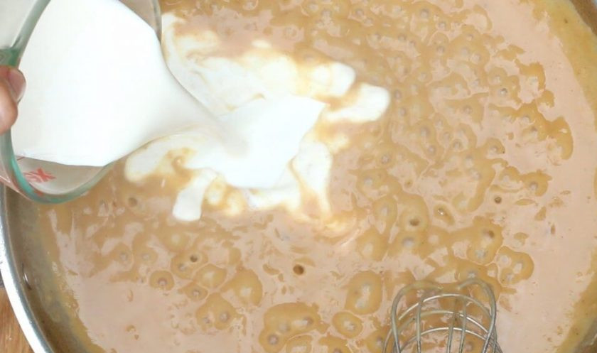 1. Этап. Фрикадельки по-венгерски: 10. Доведите смесь до кипения и влейте сливки.