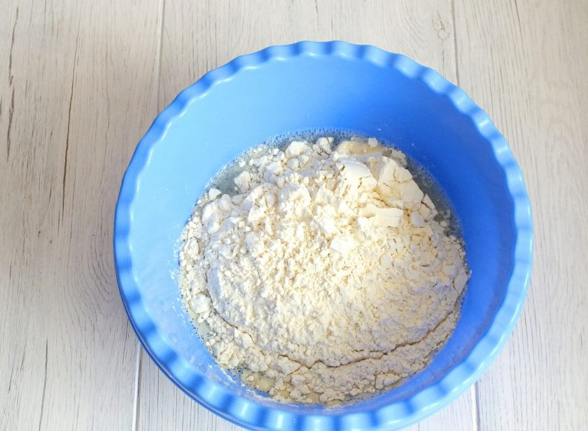 1. Этап. Манты с индейкой: Всыпьте муку, влейте столовую ложку масла и замесите тесто.