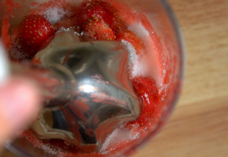 1. Этап. Мусс из клубники: 1. Клубнику моем, очищаем от плодоножек и давим до состояния пюре вместе с 1 ст.л. сахара.