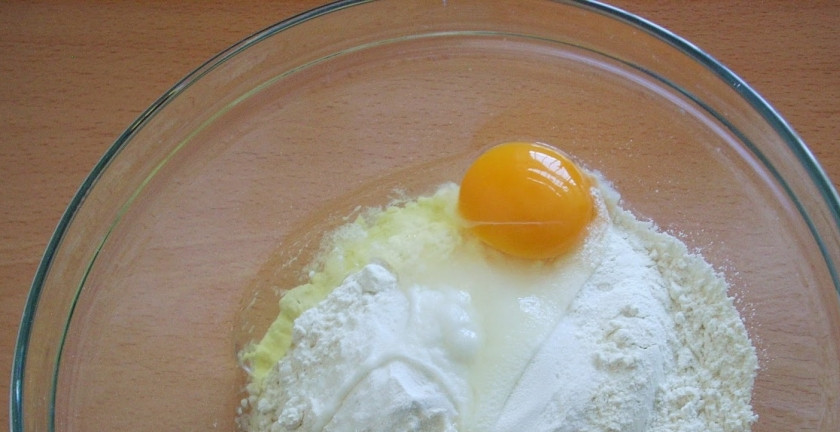 1. Этап. Дрожжевое тесто без молока: 1. Просеем муку, смешаем ее с ванилином и солью. Добавляем яйцо — и начинаем аккуратно перемешивать.