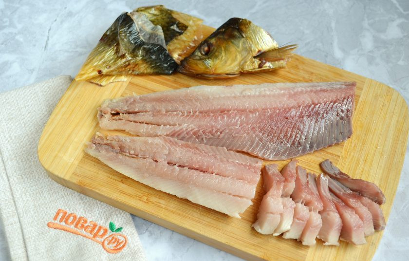 1. Этап. Салат с копченой сельдью: 5. Копченую селедочку разделайте, обязательно снимите кожу, порежьте кусочками.