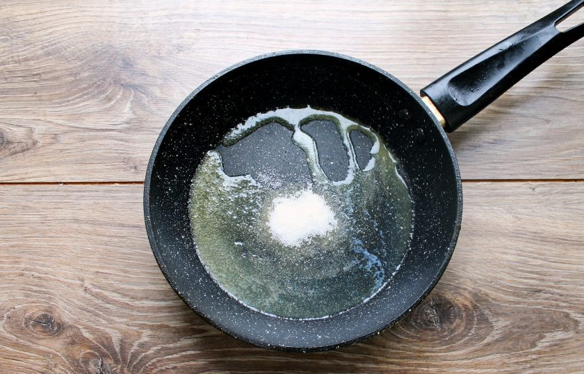 1. Этап. Салат с печенью и карамелизированными сливами: В чистой сковородке растопите растительное масло, добавьте сахар и растопите его, не перемешивая.