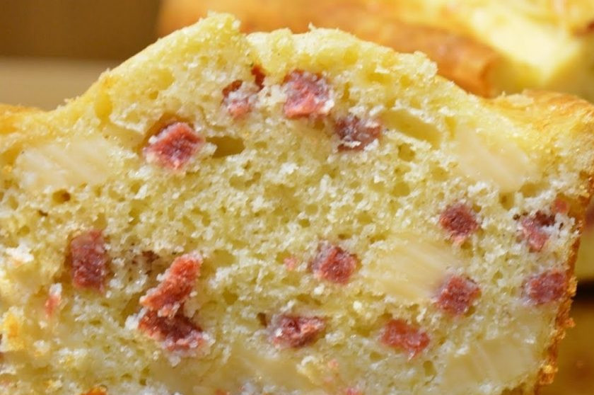 1. Этап. Закусочный кекс с сыром и колбасой: 4. Выпекайте кекс в разогретой до 180 градусов духовке 35-40 минут. Приятного аппетита!