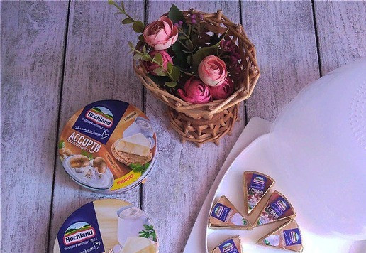 1. Этап. Бутерброд с плавленым сыром и шпротами: Использую я сегодня вот такие сыры в круглой упаковке сливочный и ассорти. Мне нужно 3 треугольника на 2 бутерброда. Лук мариную всегда и он у меня есть в холодильнике. Если у вас нет, то приготовьте. Это быстро. Нарезаю луковицу маленькую перьями. Помещаю в баночку. Кладу коричневый сахар и заливаю уксусом виноградным или яблочным с водой. Через 15 минут лук у вас будет готов. Если вы будите есть с яйцом, то отварите их вкрутую.