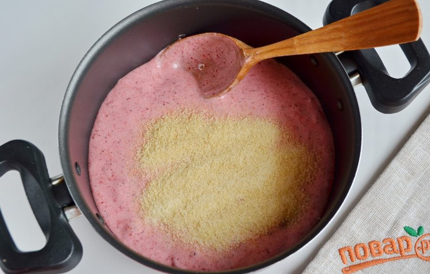 1. Этап. Десерт Клубничные облака: 4. Добавьте желатин, прогрейте массу, чтобы желатин растворился. Но кипятить не нужно!