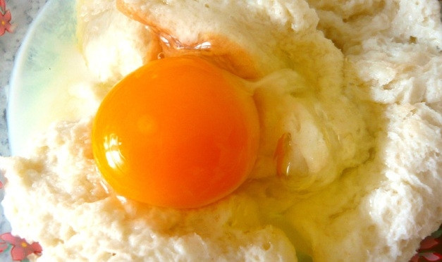 1. Этап. Тефтели с рисом на пару: С хлеба обрезаем корочки и замачиваем его в молоке на несколько минут. Затем добавляем к нему яйцо и рис и хорошенько все перемешиваем.