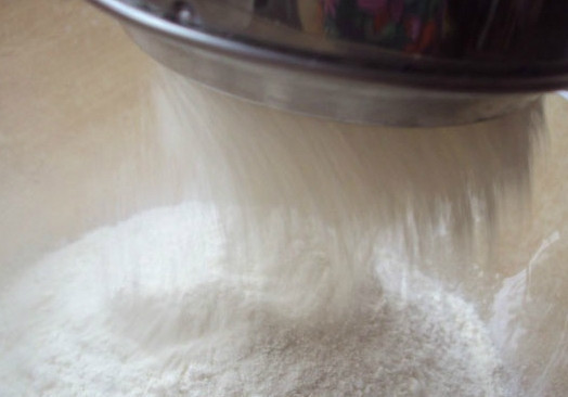 1. Этап. Постная шарлотка в мультиварке: Для постной шарлотки нам понадобится обычная пшеничная мука. Конечно, без яиц она сама не поднимется. А ведь пышность - самое главное в этом сладком пироге. Итак, просеиваем муку.