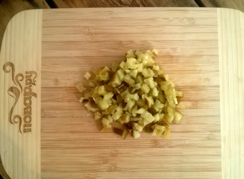 1. Этап. Соус Тартар с солеными огурцами: Соленые огурцы нарежьте мелкими кубиками и добавьте в соус.