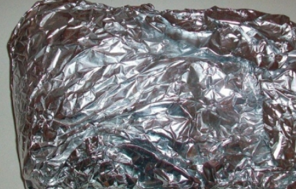 1. Этап. Сочная запеченная говядина: 5. Фольгу чуть смажем маслом, выложим подушку из лука, и наверх - подготовленное мясо. Туго заворачиваем, и отправим запекаться на 40 минут в разогретую духовку. Затем фольгу сверху можно снять, чтоб была корочка, и запекать до готовности.