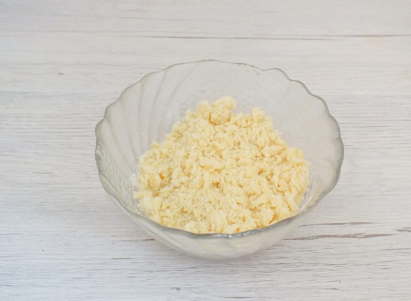 1. Этап. Булочки с вареньем без дрожжей: Сыпучую смесь хорошо перетрите руками. Должна получится масляно-мучная крошка.