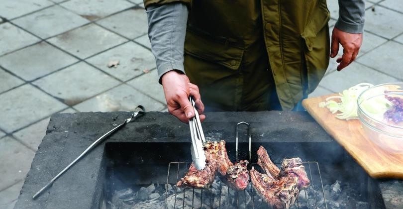 1. Этап. Бараньи ребрышки на гриле: Достаньте замаринованное мясо из холодильника, обсушите его бумажными полотенцами. Натрите мясо подготовленными специями, выложите его на решетку на гриль. Затем обжаривайте ребра с обеих сторон по десять минут.