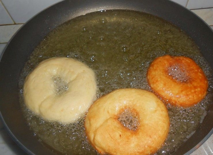 1. Этап. Картофельные пончики: 7. Обжарьте пончики в горячем фритюре.