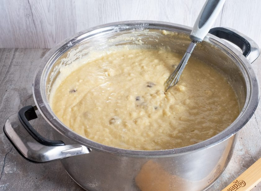 1. Этап. Кулич который не черствеет: Начинайте постепенно вводить просеянную муку, сначала вымешивайте тесто венчиком или ложкой, затем продолжайте руками.