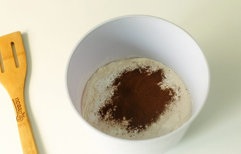 1. Этап. Кофейные панкейки: В глубокой миске соедините муку, сахар, соль, кофе и разрыхлитель.