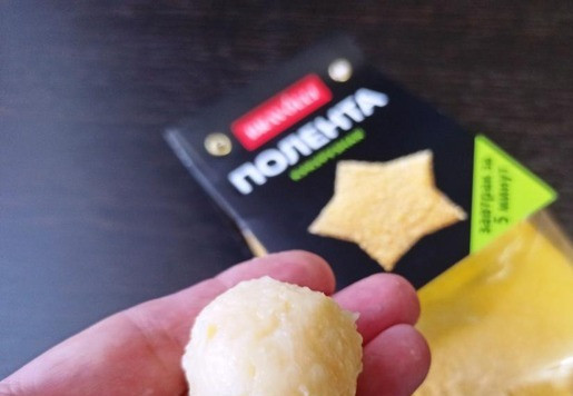 1. Этап. Кукурузные шарики с ореховым соусом: Из теплой поленты скатать небольшие шарики. Для удобства руки лучше смочить водой. В глубокую тарелку вылить ореховый соус и положить шарики из поленты. Подавать сразу же, пока теплые.