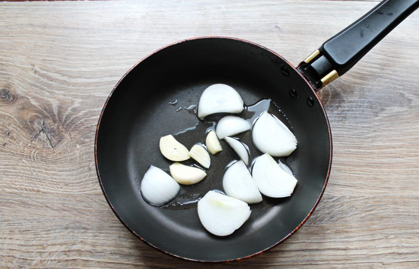 1. Этап. Шоколадный соус к мясу: Репчатый лук и чеснок очистите и порежьте на пластинки. В сковороду налейте растительное масло, выложите лук и чеснок. Обжаривайте на медленном огне в течение 5-10 минут до мягкости овощей.