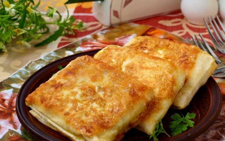 1. Этап. Горячий лаваш с сыром: Обжарьте конвертики в масле с двух сторон до золотистой корочки. Приятного аппетита!