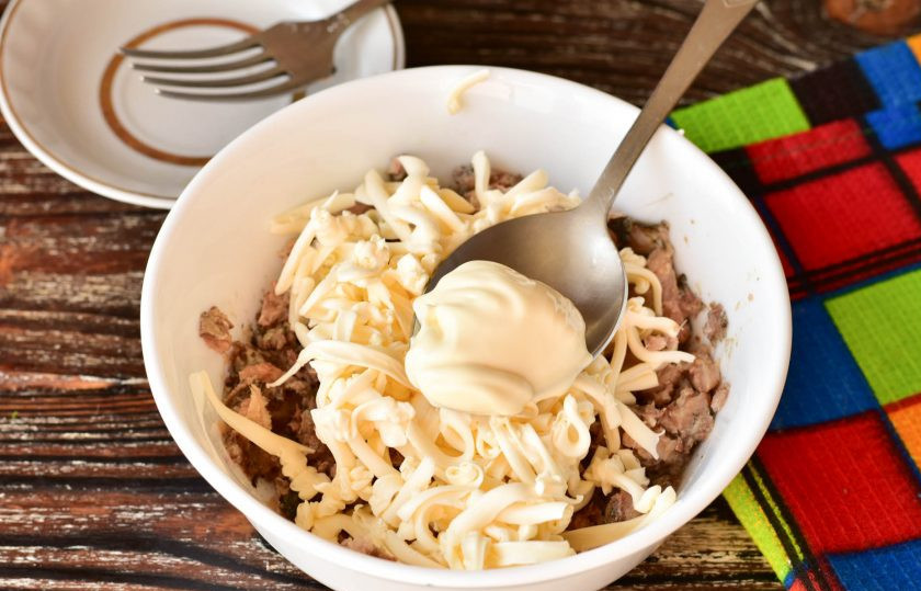 1. Этап. Рыбная намазка на бутерброды: Добавьте майонез.