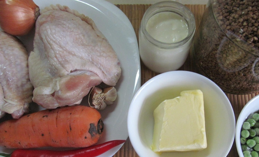 1. Этап. Крылья индейки в мультиварке: 1. Это блюдо готовится в мультиварке вместе с гарниром в нескольких режимах. Итак, для начала нужно приготовить индюшиное мясо.