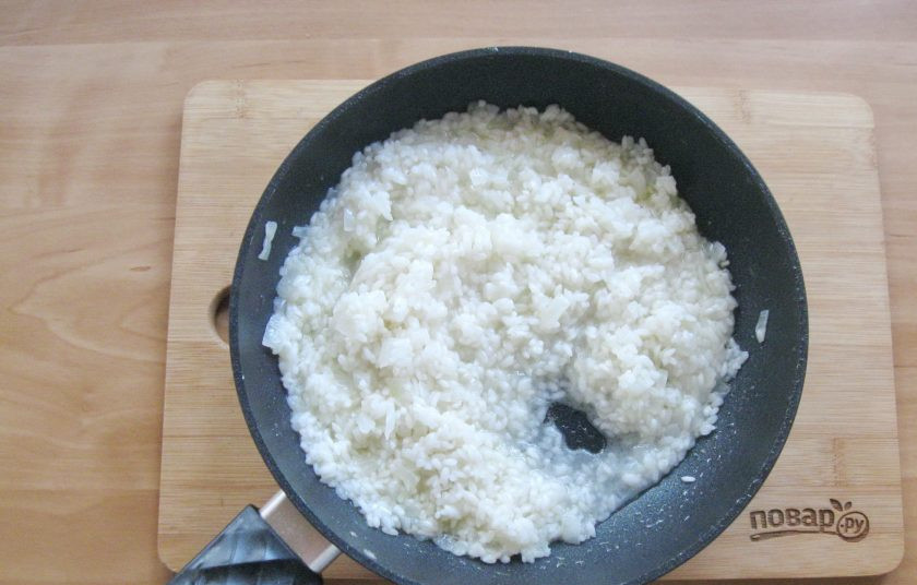 1. Этап. Ризотто по-итальянски: Влили половник бульона и выпаривайте его, перемешивая рис. Как только ризотто начнет густеть, сразу вливайте следующий половник. Так до тех пор, пока рис не станет мягким, кремовой консистенции.