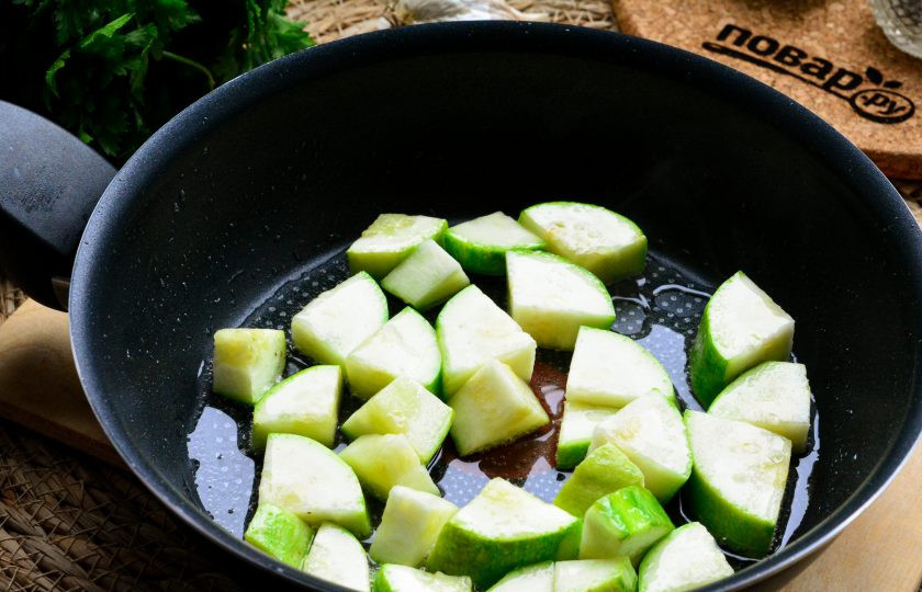 1. Этап. Овощное рагу Рататуй: Таким же образом обжарьте и кабачки, чтобы они слегка подрумянились и стали более ароматными.