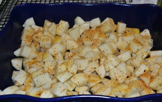 1. Этап. Куриная грудка с картофелем: 2. Очистите картофель и нарежьте его небольшими кубиками, выложите в форму для запекания, посолите и поперчите, перемешайте и накройте фольгой. Запекайте в разогретом до 175 градусов духовом шкафу 40 минут.