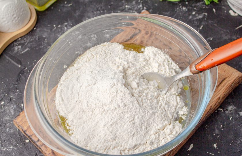 1. Этап. Молдавские плацинды: Добавьте просеянную муку.