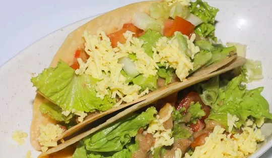 1. Этап. Мексиканское тако: 12. Выложите немного фарша в лепешку, добавьте немного нарезанных помидоров, листья салата и тертый сыр. Угощайтесь!