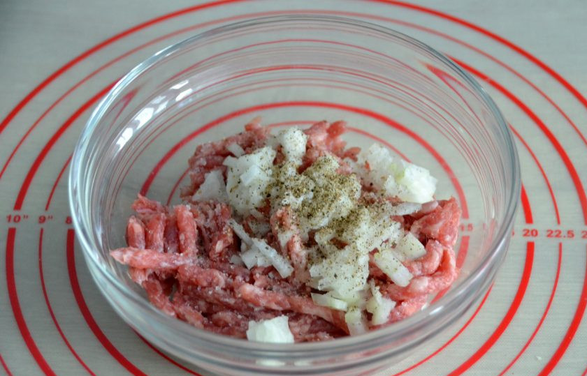 1. Этап. Чебуреки по-французски: Добавьте в мясной фарш половину мелко нарезанной луковицы, посолите, поперчите, хорошо перемешайте.