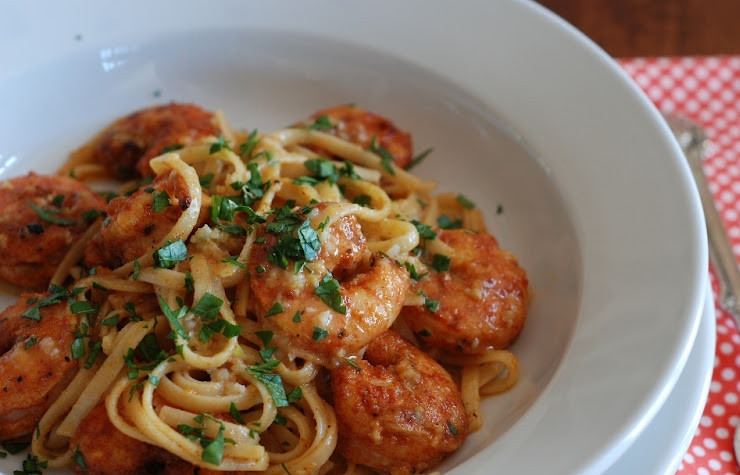 1. Этап. Паста с жареными креветками и лимонно-чесночным маслом: Как только соус и макаронные изделия скрепятся, блюдо снимаем с огня и подаем, посыпав свежей зеленью. Приятного аппетита! :)