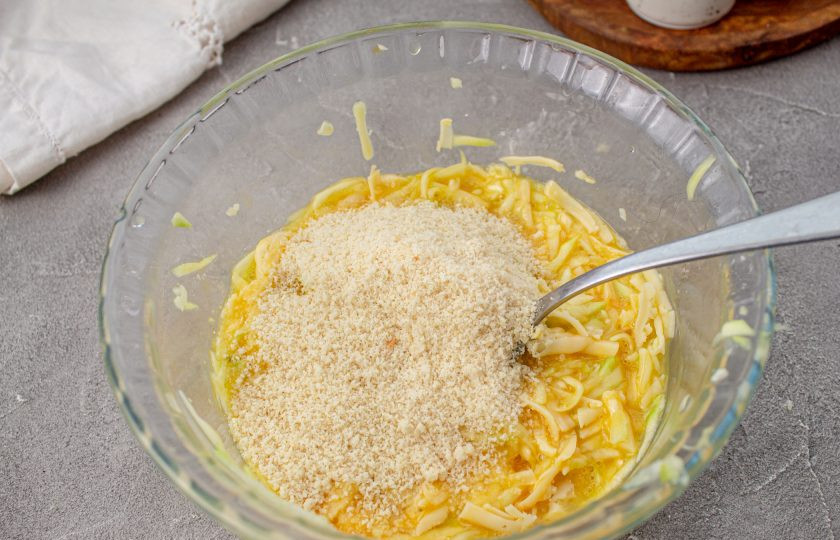 1. Этап. Кето-вафли из кабачков: Всыпьте миндальную муку и хорошо перемешайте тесто.