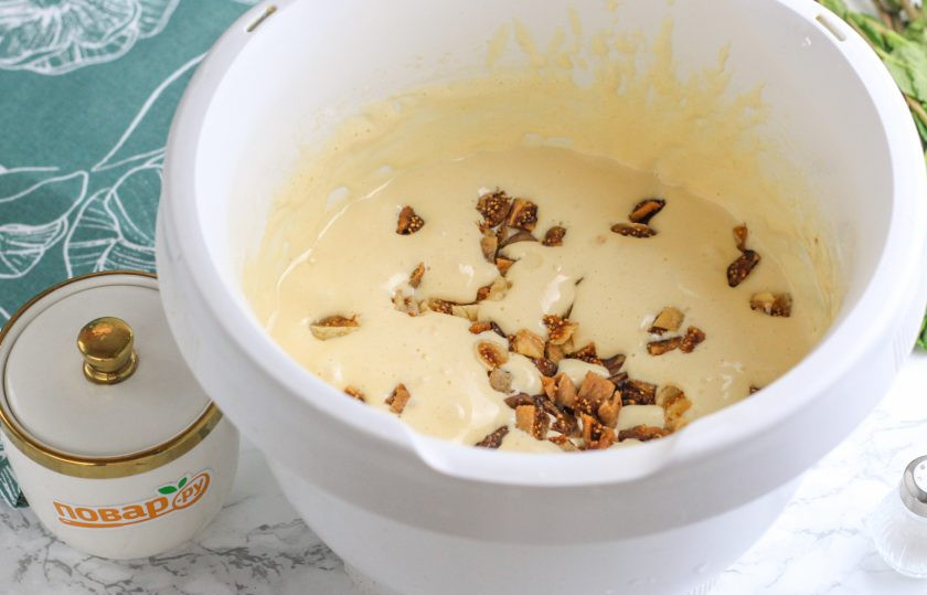 1. Этап. Пирог с сушеным инжиром: Нарежьте небольшими кубиками сушеный инжир и вмешайте его в тесто вместе с лимонным соком. Благодаря соку лимона тесто получится не таким приторным на вкус.