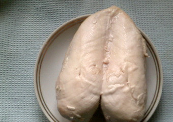 1. Этап. Новогодний салат Шишка: Отварить куриное филе и мелко порезать.