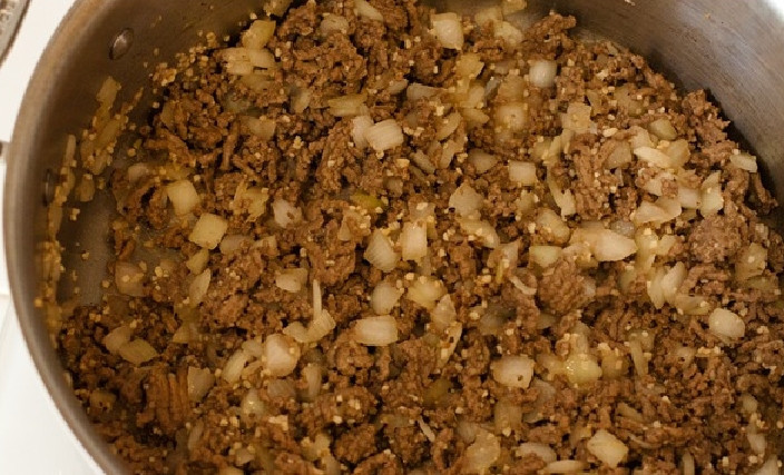 1. Этап. Подлив к пюре: 1. Обжарим фарш на растительном масле. Добавим затем к нему измельченный лук и горчицу, а также специи по вкусу. Перемешаем и обжарим все вместе.