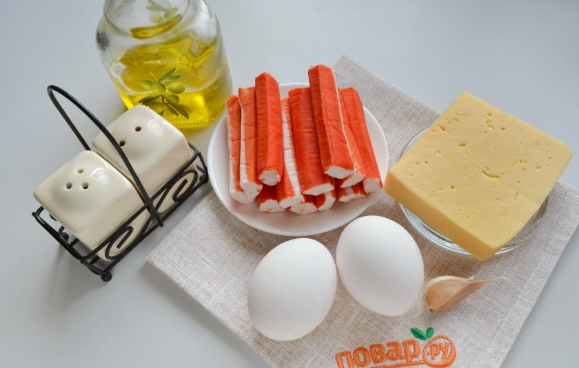 1. Этап. Котлетки из крабовых палочек: Для котлет понадобятся всего четыре ингредиента: крабовые палочки, сыр, чеснок и яйца. Если яйца мелкие, то возьмите три штуки. Соль и перец используйте по желанию, на мой вкус соль не нужна совсем, а вот перца щепотку добавить можно. С крабовых палочек снимите обертки, очистите чеснок. Приступим.